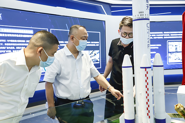 长沙经开区管委会主任张庆红一行调研AG恒峰科技 (1).JPG 长沙经开区管委会主任张庆红一行调研AG恒峰科技 (1).JPG