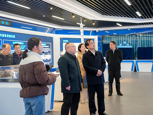 省工信厅副厅长欧阳晓风一行莅临AG恒峰科技调研 (2).JPG 省工信厅副厅长欧阳晓风一行莅临AG恒峰科技调研 (2).JPG