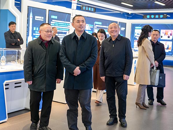 省直机关工委副书记汤立斌一行莅临AG恒峰科技调研 (1).JPG 省直机关工委副书记汤立斌一行莅临AG恒峰科技调研 (1).JPG