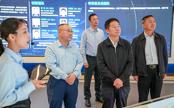 省政协副主席何寄华一行莅临AG恒峰科技调研 (2).jpg 省政协副主席何寄华一行莅临AG恒峰科技调研 (2).jpg